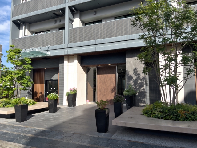 サラリーマンのマンション経営はおすすめ？副業や節税の観点から解説